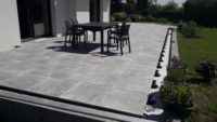 Vu d'ensemble de la terrase sur plots 100x100 Panarea Grey